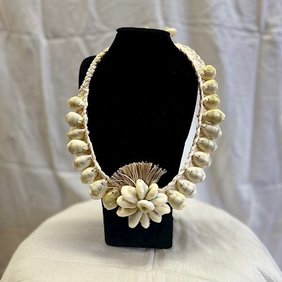 HANDMADE TAHITIAN SHELL NECKLACE                                           